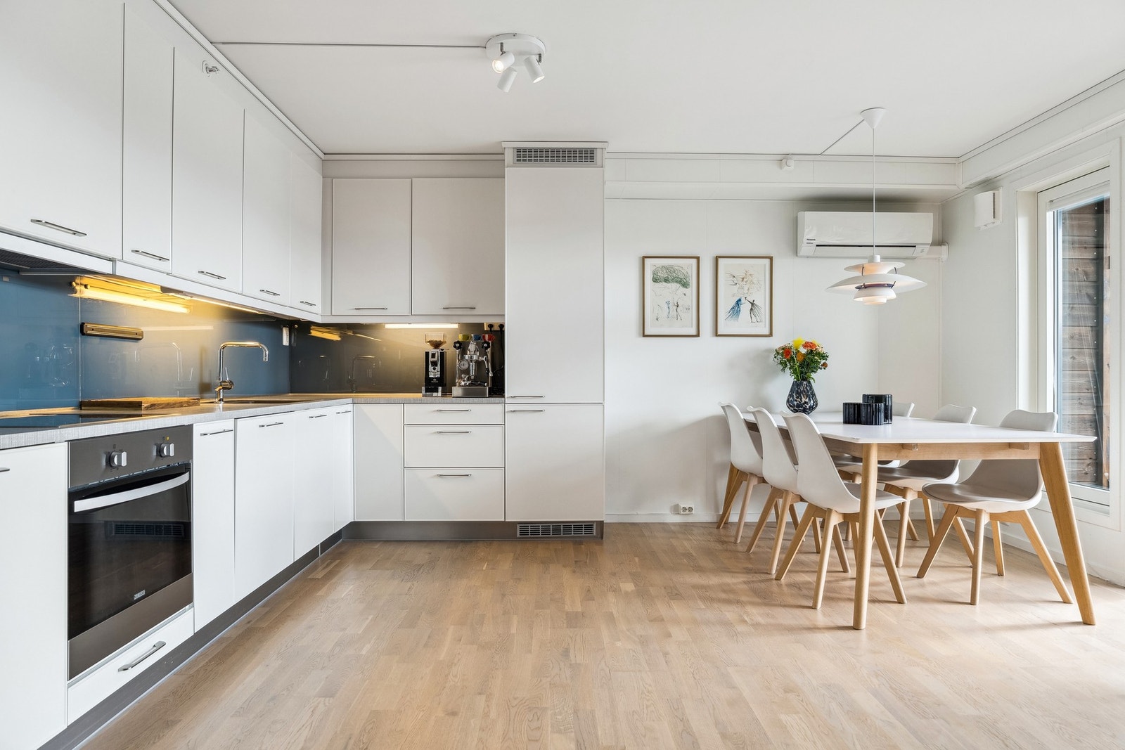 Kjøkkeninnredningen er fra HTH, med hvite glatte fronter og integrerte hvitevarer, som stekeovn, platetopp, oppvaskmaskin og kjøl/fryseskap. Galleribilde