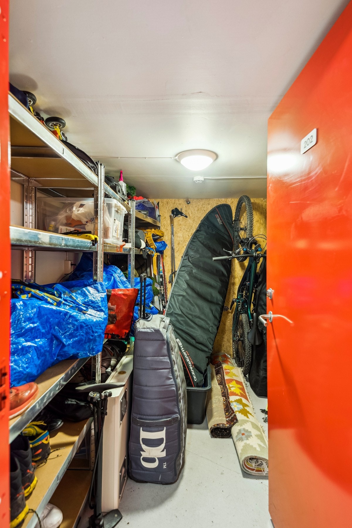 Leiligheten disponerer en bod i kjelleren på ca. 6 m² med tilhørende reoler. Galleribilde