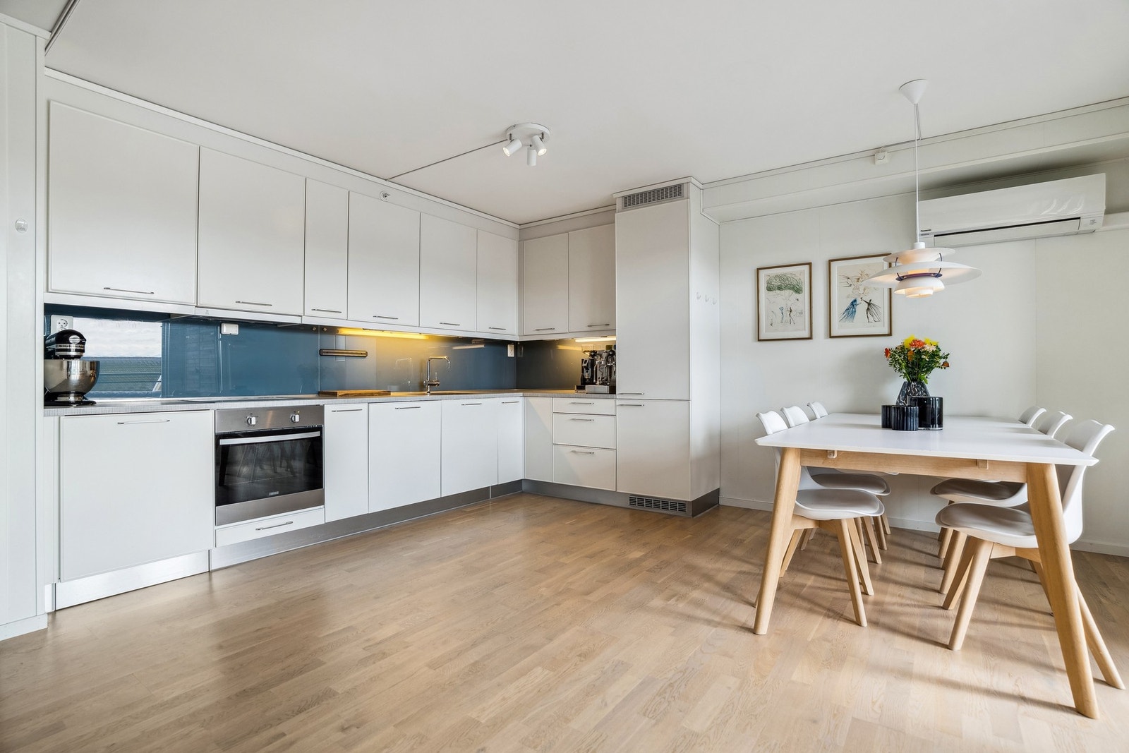 Glassplate mellom overskap og benkeplate. Galleribilde