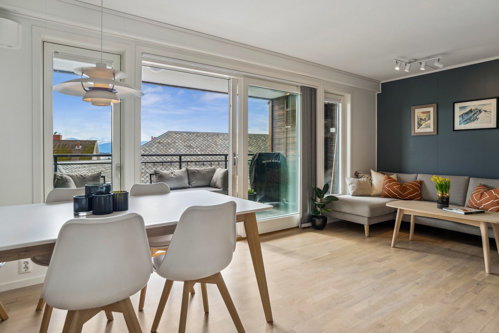 Leiligheten har en praktisk planløsning med åpen stue-/kjøkkenløsning, romslig soverom og stort bad. Galleribilde