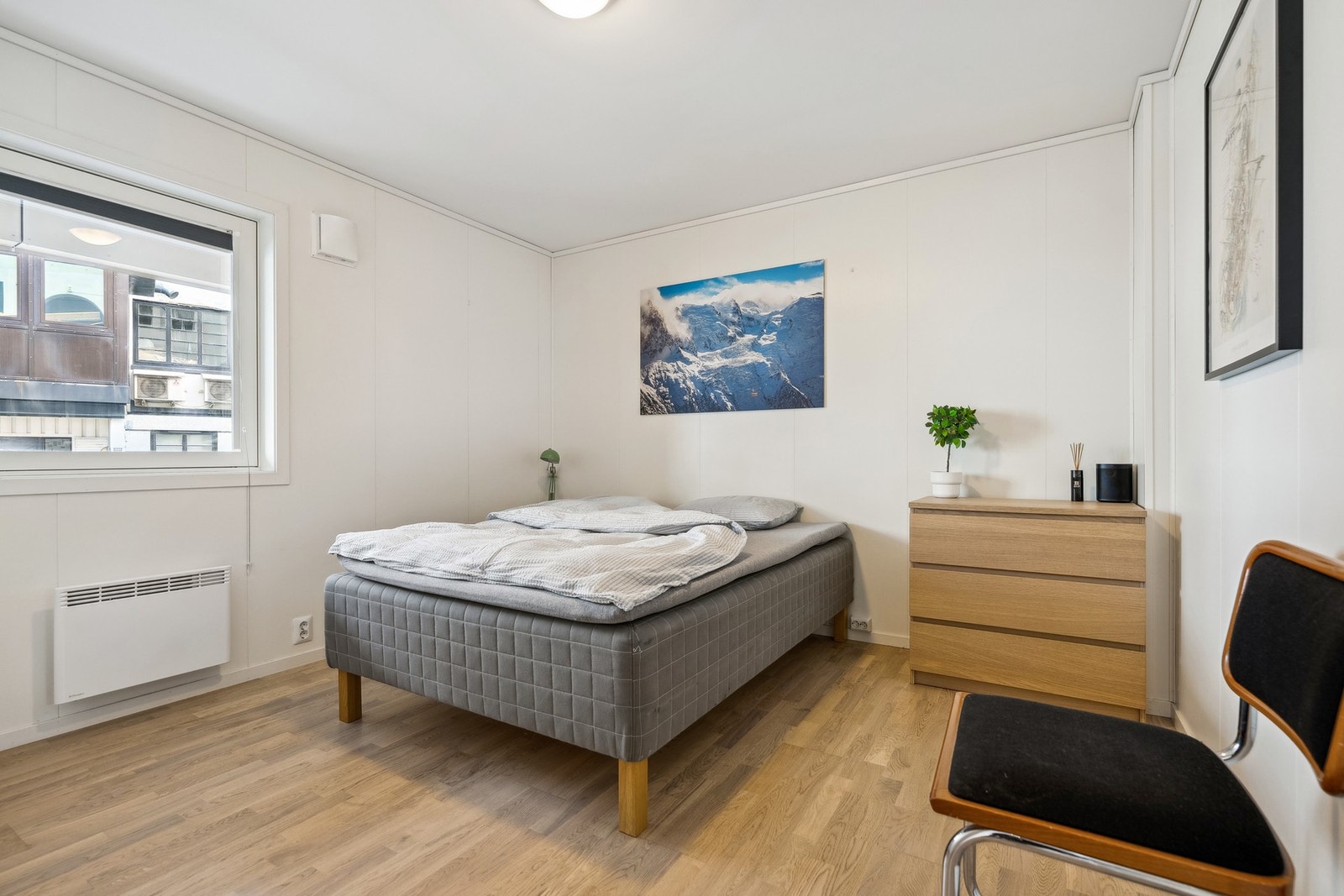 Romslig soverom med nordvendt vindu og lite trafikk i gaten. Galleribilde