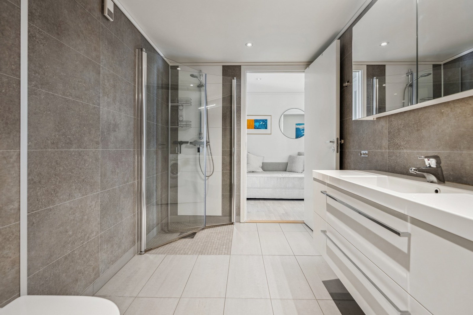 Vegghengt servant og WC, samt stor dusjsone med innfellbare dusjvegger og 200 liters varmtvannsbereder. Galleribilde