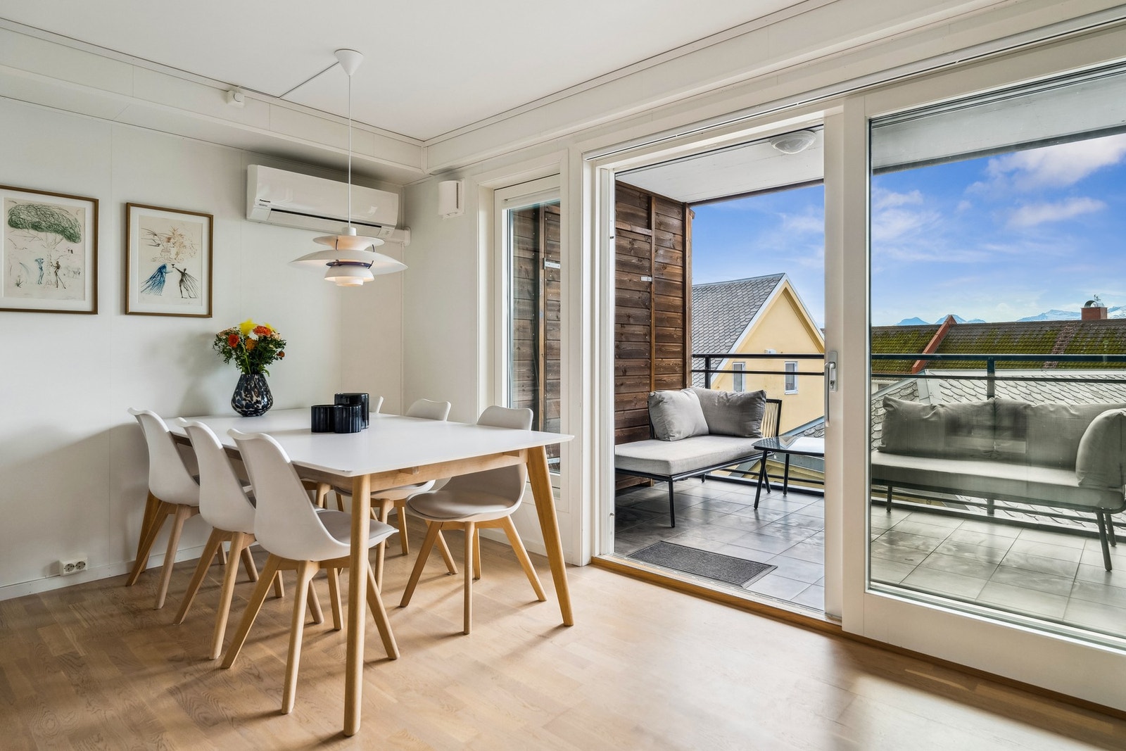 Leiligheten har elektrisk gulvvarme i gang, stue/kjøkken og bad, samt en luft-til-luft varmepumpe i stuen. Galleribilde