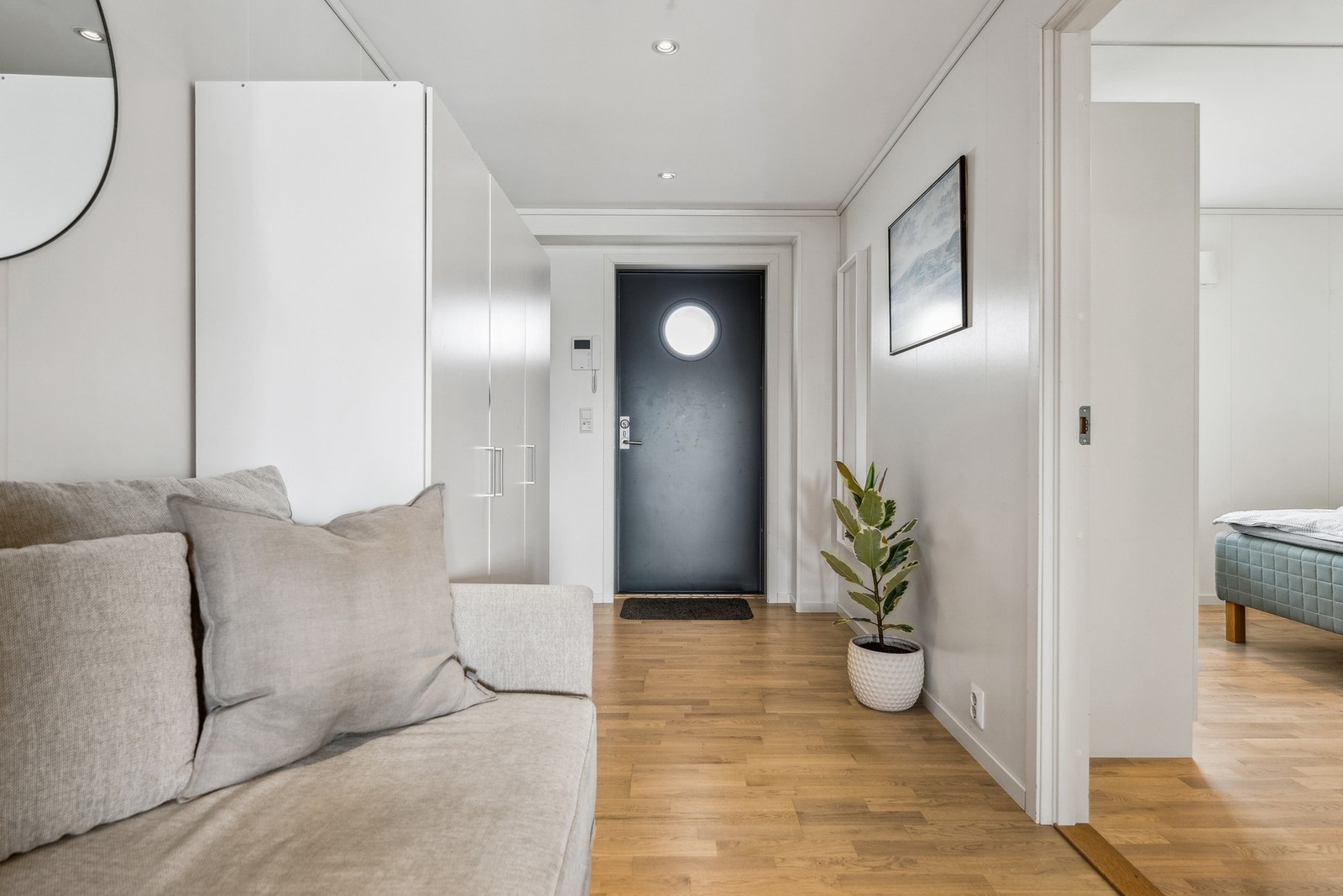 Leiligheten har en romslig entré med god plass til en stor garderobe. Det er svalgang utenfor utgangsdøren. Galleribilde