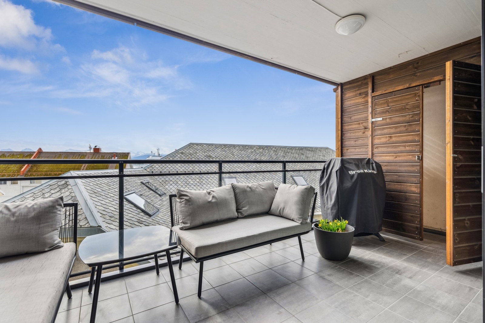 Fra stuen er det skyvedør ut til en 9 m² stor balkong med gode solforhold store deler av dagen. Galleribilde