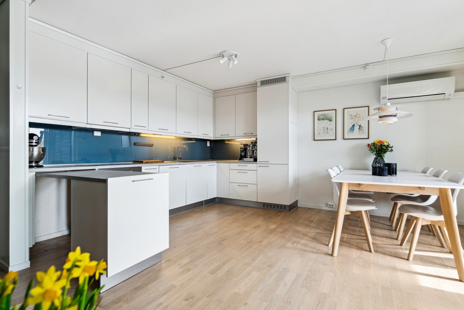 Uttrekkbart skap på siden av kjøkkenet gir ekstra benkeplass. Galleribilde