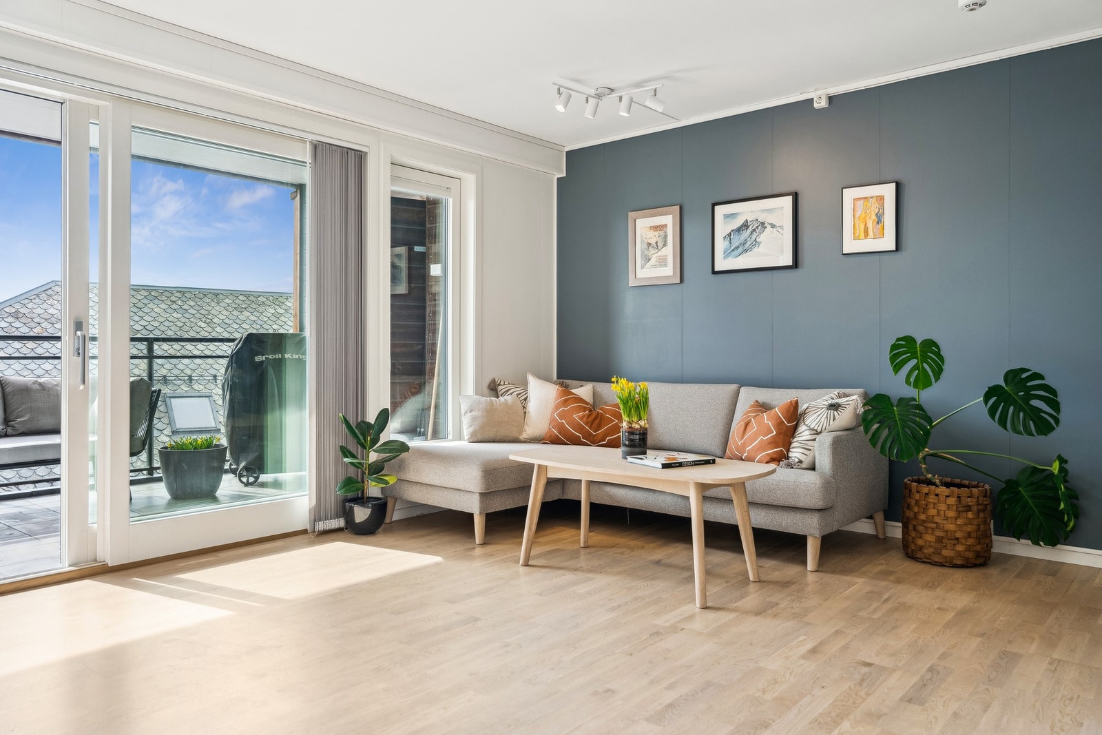 En pen 2-roms selveierleilighet med sentral og populær beliggenhet, like ved fergekaia. Galleribilde