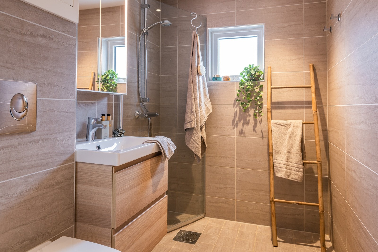 Delikat helfliset bad, oppgradert i regi av borettslaget. Galleribilde