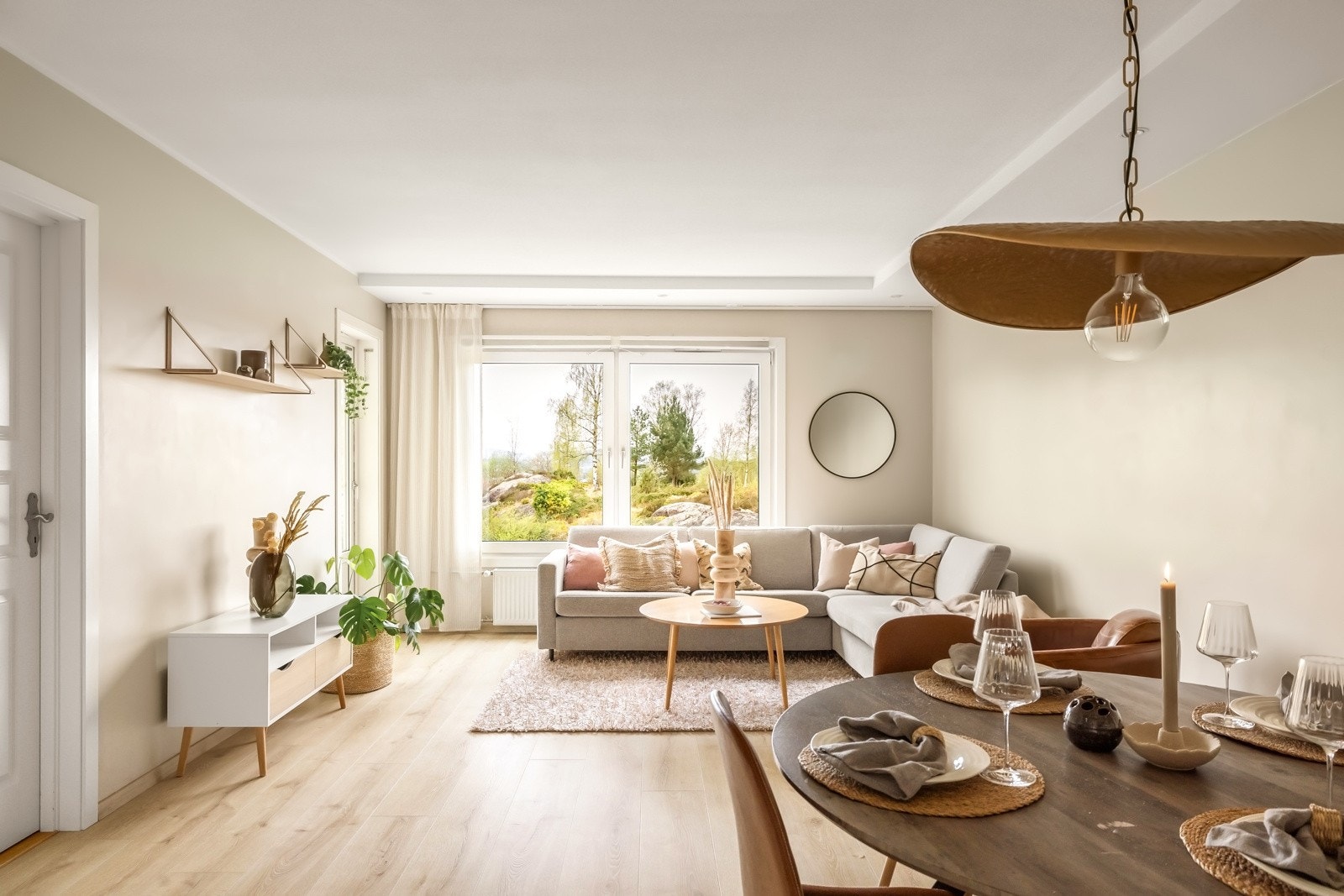 Stuen kan enkelt innredes etter ønske med god plass til både sofa- og spisegruppe. Galleribilde