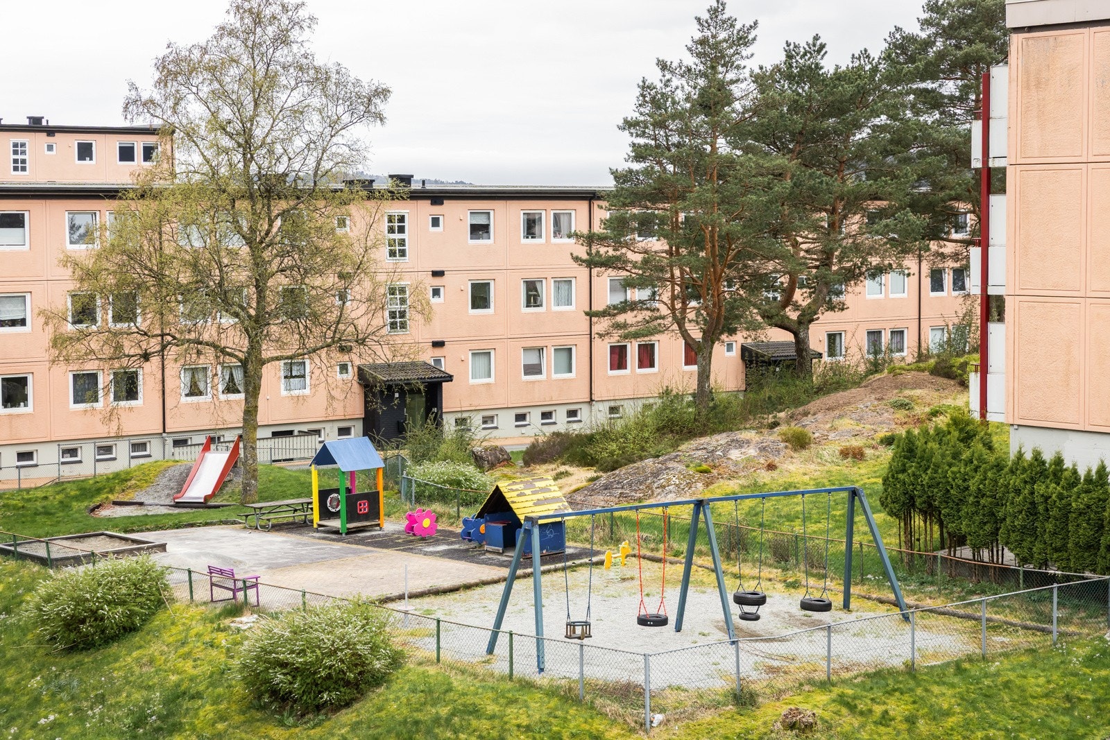 Borettslaget er svært flott opparbeidet med flere lekeplasser og grøntområder. Galleribilde