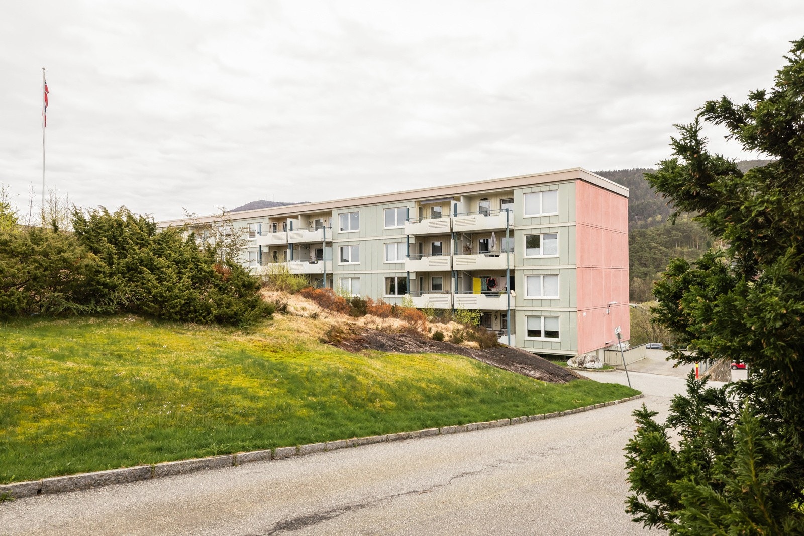 Leiligheten ligger svært godt til på toppen av dette bygget. Fra inngangsdøren er det kort vei til bussholdeplass og Bunnpris. Galleribilde