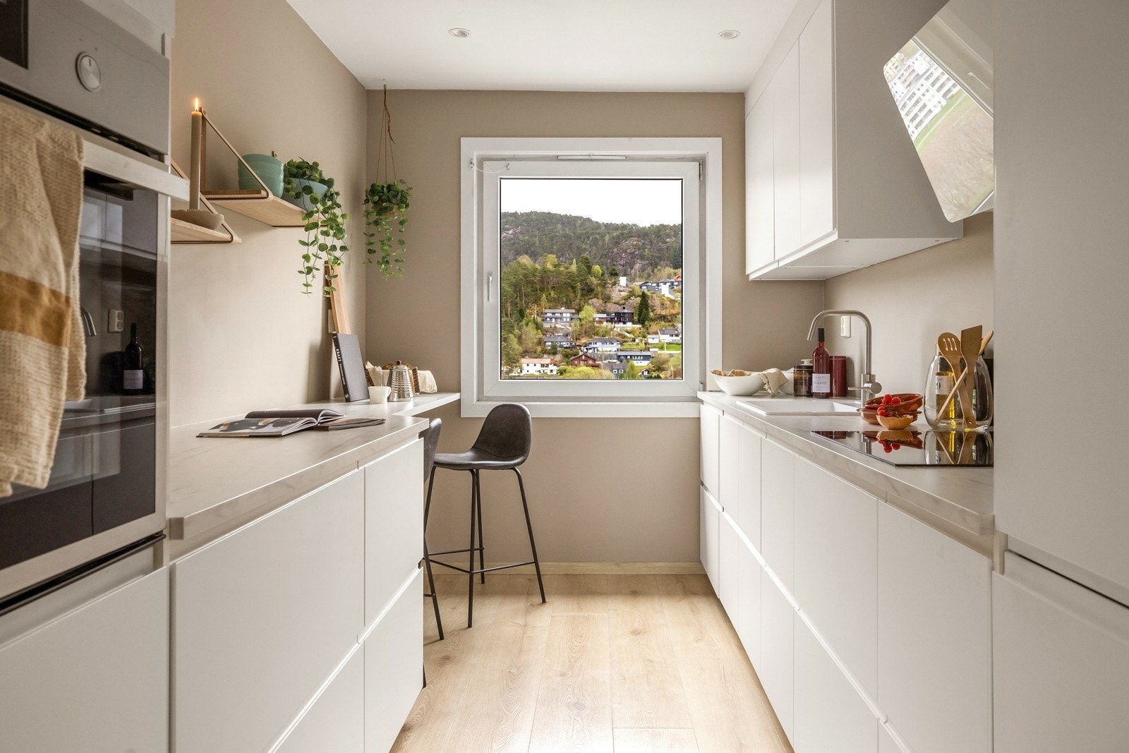 Svært flott kjøkken med tidløse hvite fronter og integrerte hvitevarer. Her er det godt med skap- og benkeplass. Galleribilde