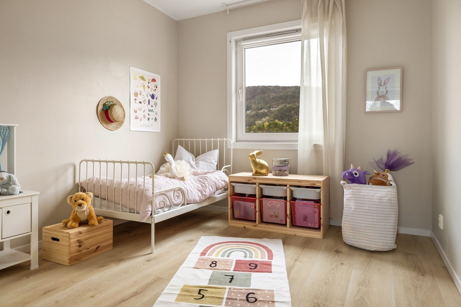 Soverom nr to er i dag benyttet som et barnerom, også dette rommet har god plass til både seng, nattbord, skrivepult og garderobeløsning. Galleribilde