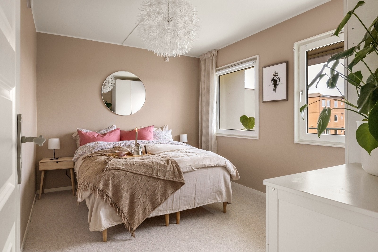 Hovedsoverommet er svært romslig med god plass til dobbelt seng, nattbord og garderobeinnredning. Galleribilde