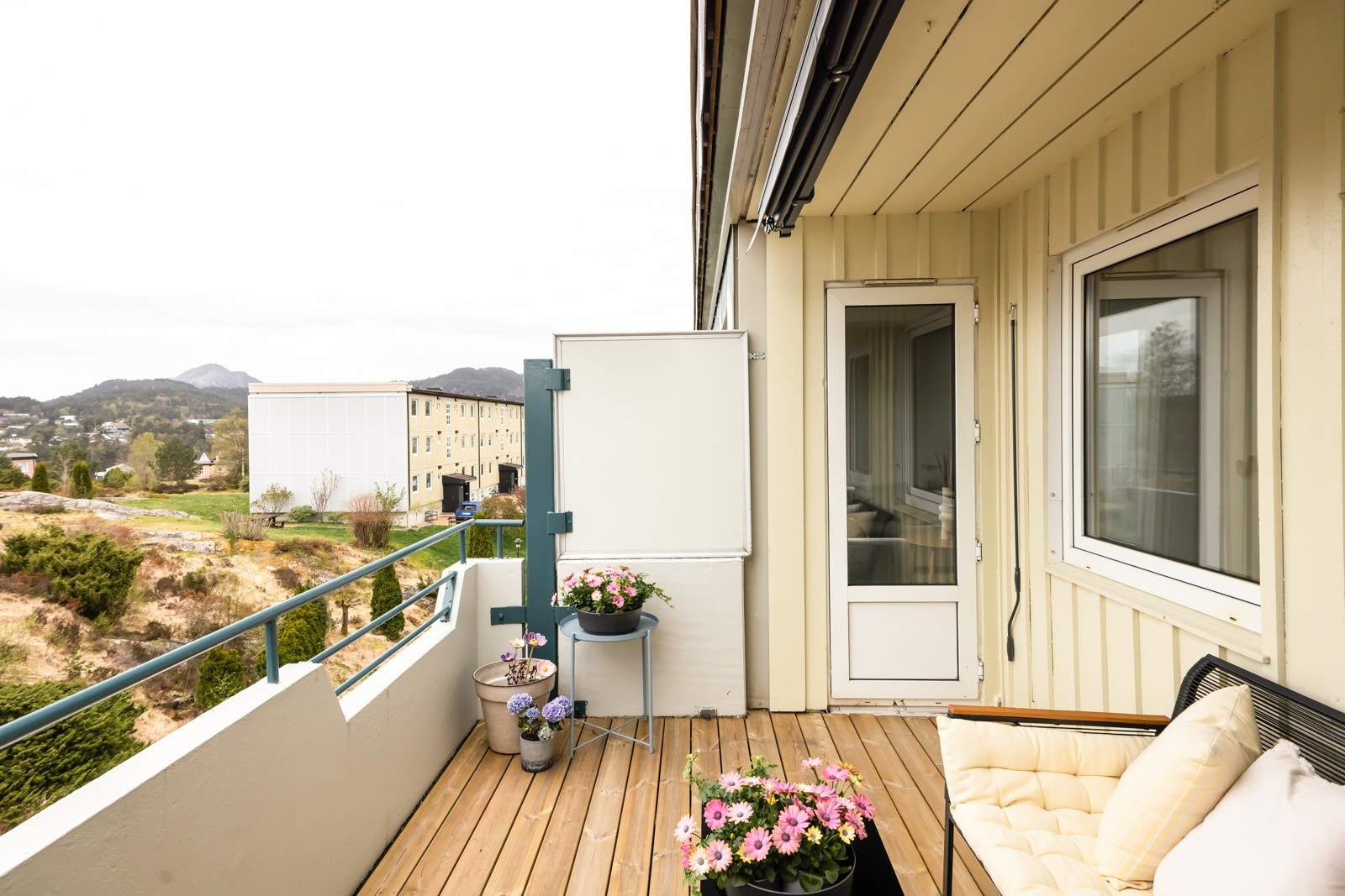 Balkongen ligger mot vest og har rikelig med sol utover ettermiddagen. Det er montert markise som kan trekkes ut om det blir for mye sol. Galleribilde