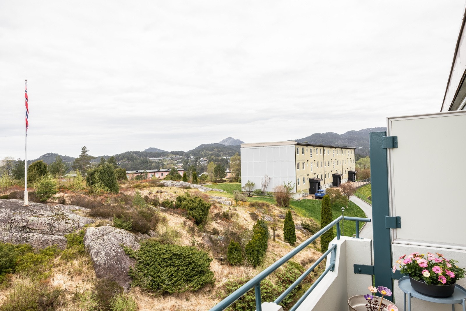 Leiligheten ligger høyt og fritt noe om flott utsikt samt svært lite innsyn. Galleribilde