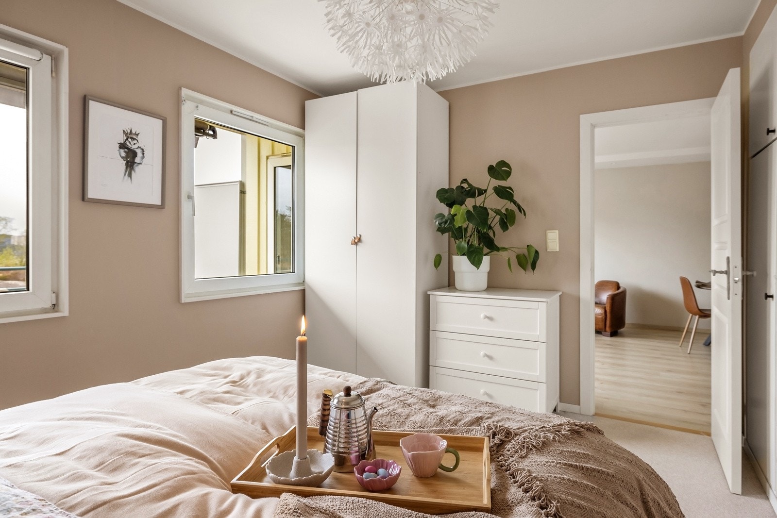 Rommet er orginalt to soverom som er slått sammen til et stort. Store vindusflater gir rikelig med naturlig lys og utsikt. Galleribilde