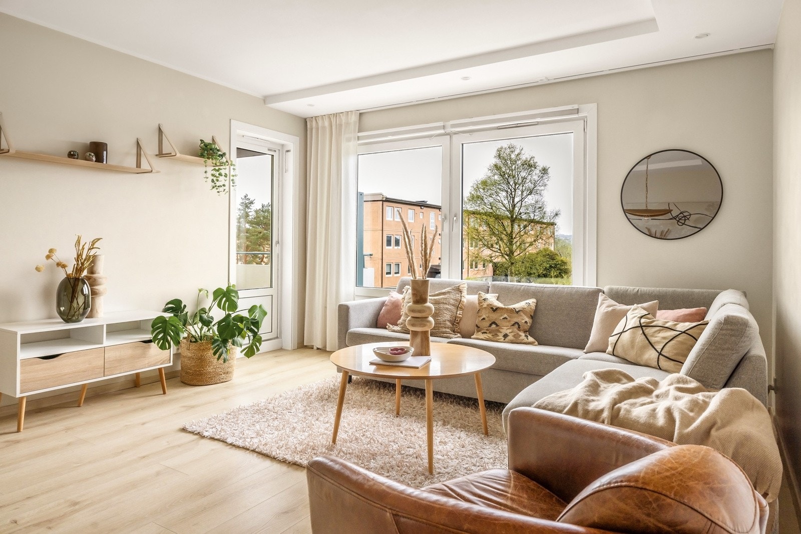 Stuen har flott 1-stavslaminat og tidsriktige lune farger. Taket er delvis nedsenket med spotter. Galleribilde