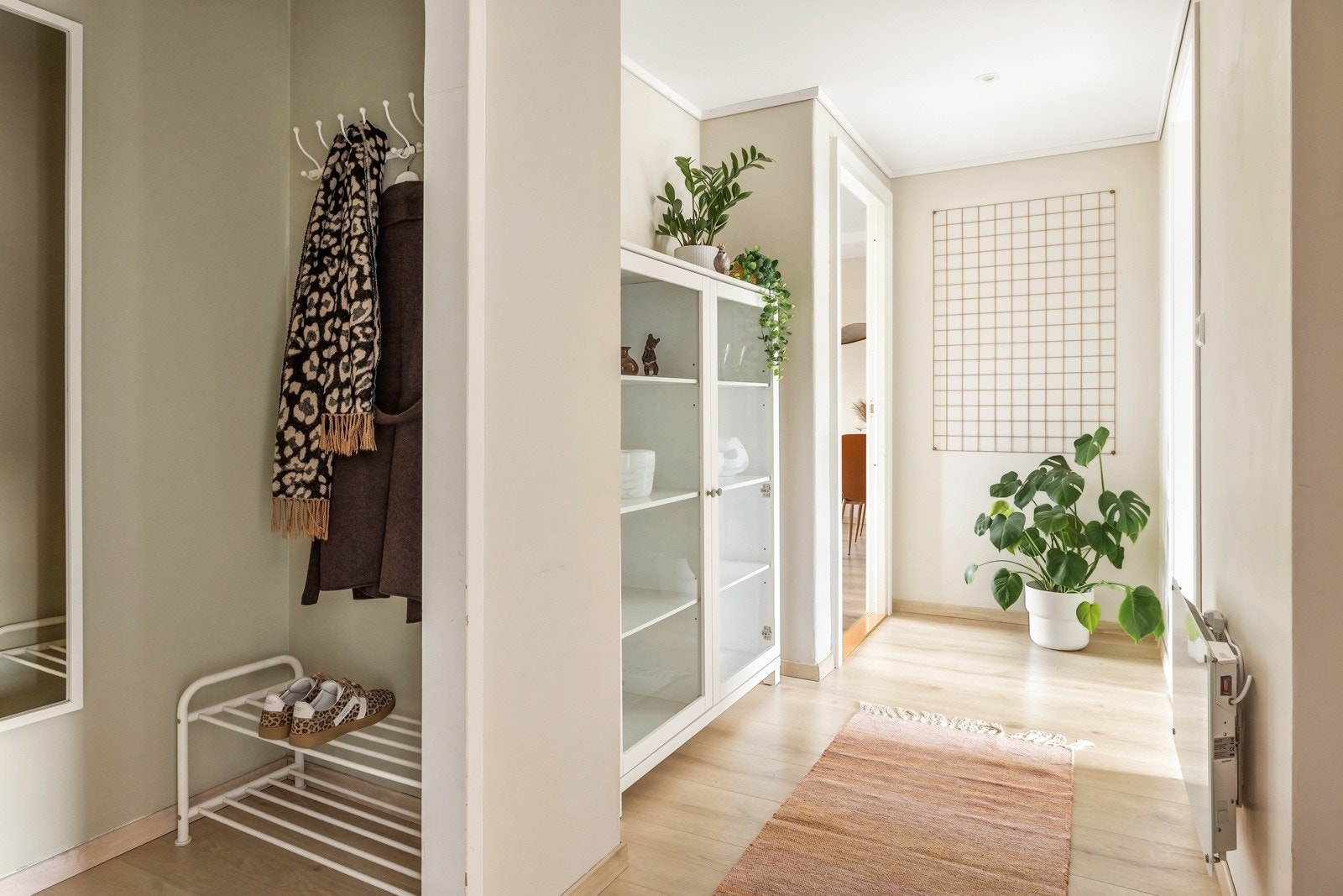 Velkommen inn - første møte med boligen er en romslig entre/gang. Her det godt med plass til oppbevaring av yttertøy og sko. Galleribilde