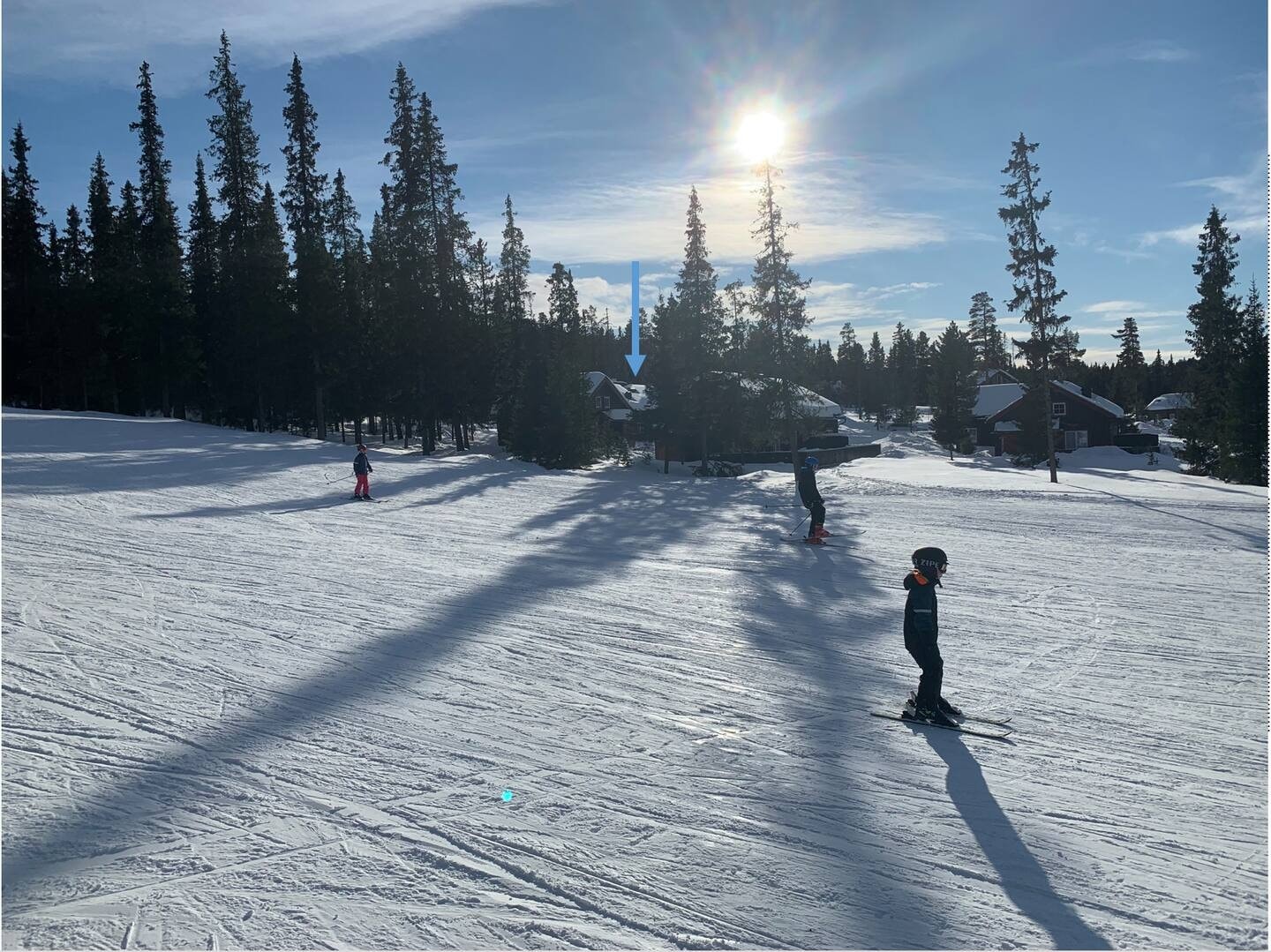 Hytta ligger helt inntil alpinbakken - se pil (vinterbilde tatt av selger). Galleribilde