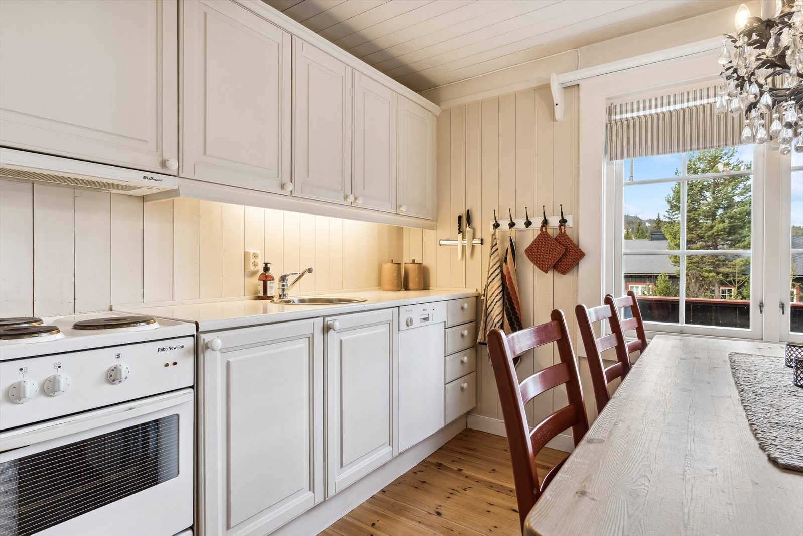 Kjøkkeninnredningen har profilerte fronter og benkeplate i laminat, samt opplegg for oppvaskmaskin. Galleribilde