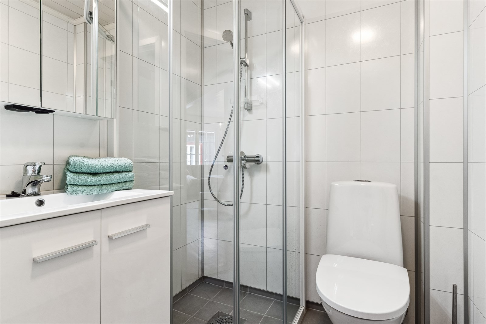 Badet i 1. etg er opplyst å være fra 2016, og har baderomsplater på vegg og flislagt gulv. Galleribilde