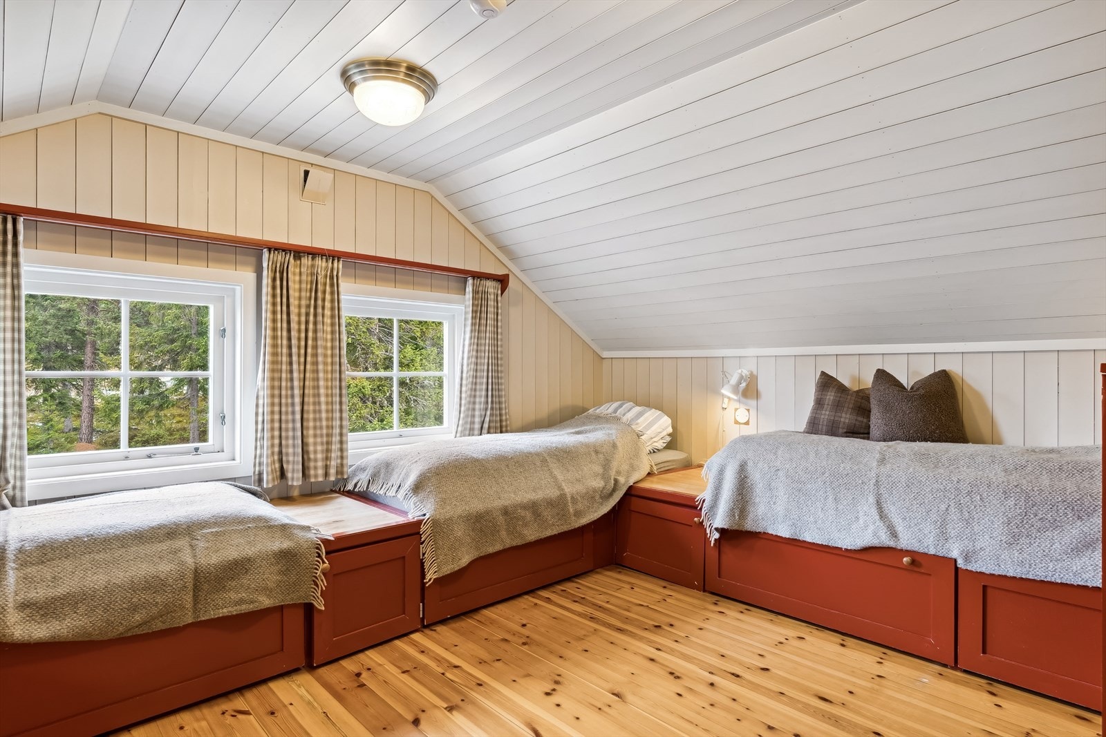 Rommet er innredet m/flere sengeplasser og har oppbevaring i sengeskuffer. Galleribilde