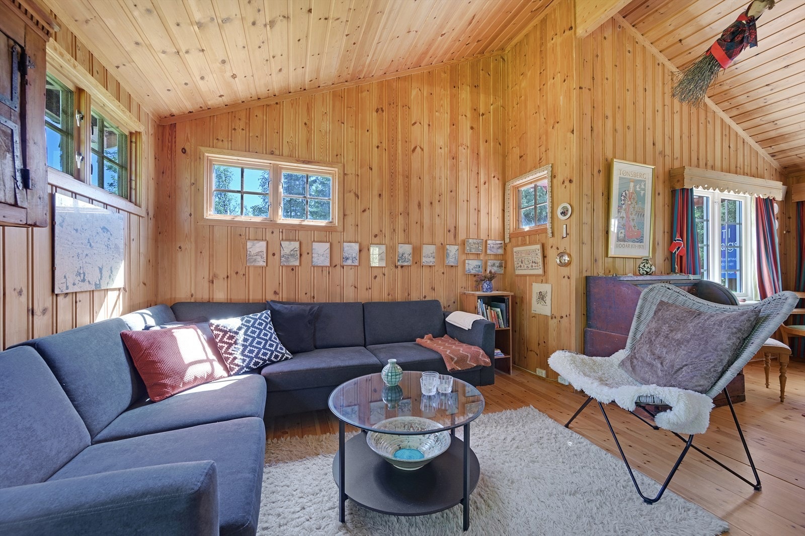 Lyst og luftig oppholdsrom med lakkerte heltregulv. Galleribilde