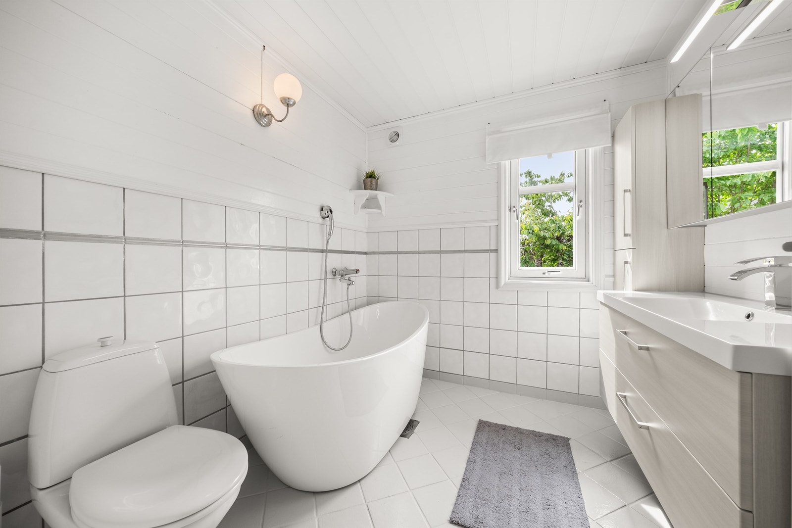 Badet har flislagt gulv med gulvvarme Galleribilde