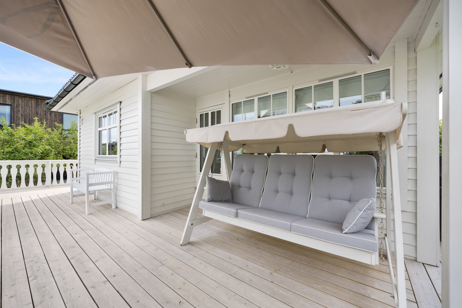 Terrassen ble forsterket/oppgradert med nye fundamenter og nye terrassebord (ekstra brede og tykke) i 2019 Galleribilde