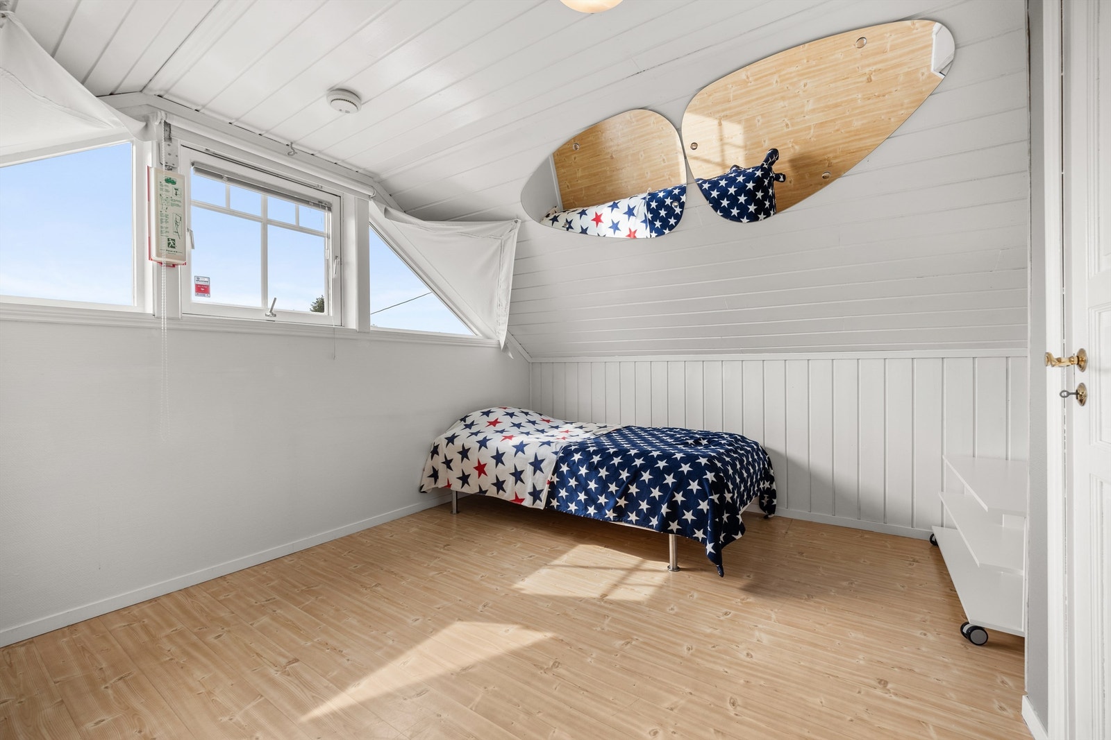Soverom 2 med belegg på gulv, malt panel samt malt strietapet på vegger og malt panel i himling Galleribilde