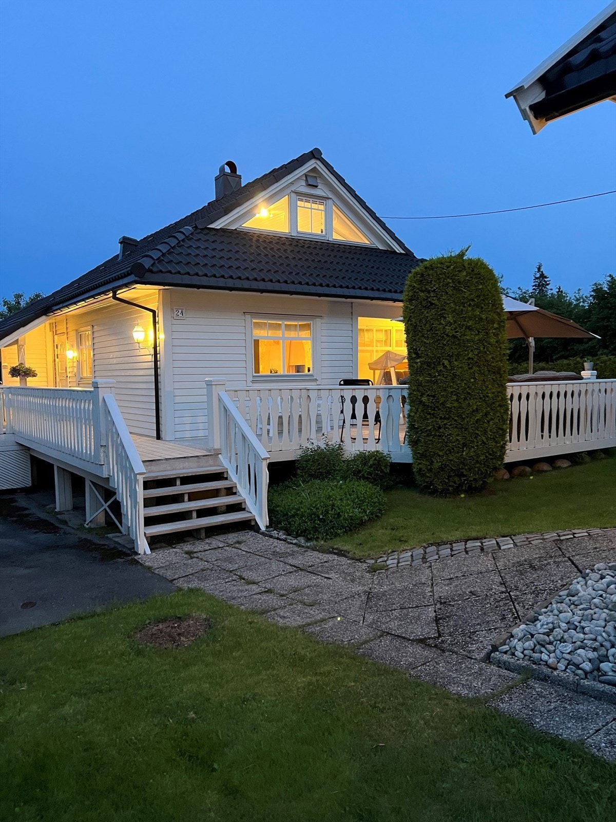 Fasade/terrasse/inngangsparti (kveldsbilde) - Selgers bilde Galleribilde