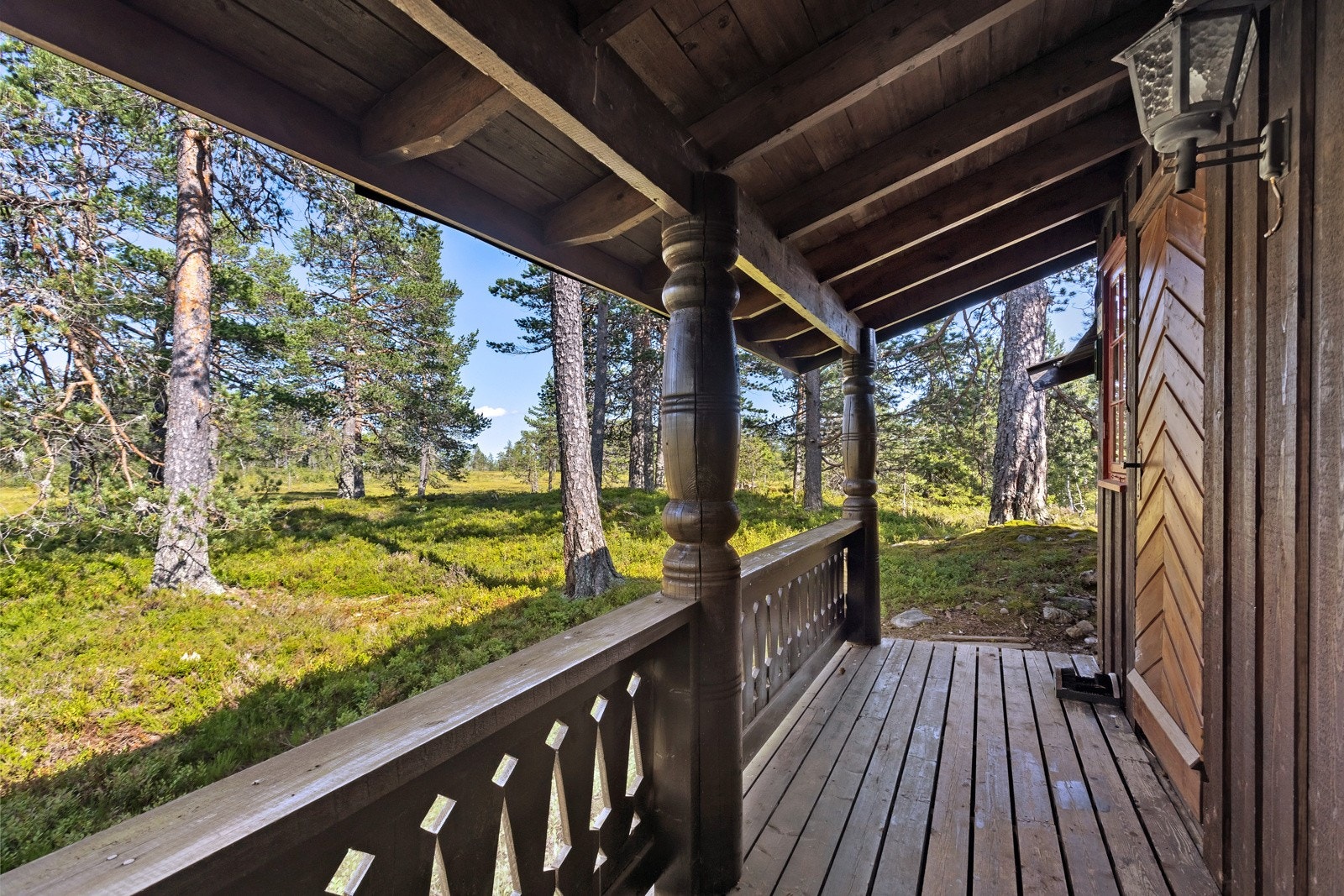Ved inngangspartiet har du mulighet til å sette opp en koselig sittegruppe, perfekt for å slappe av og nyte de vakre omgivelsene. Galleribilde