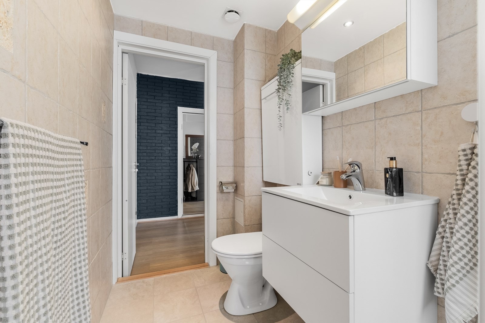 Badet i kombinasjon med vann- og avløpssystemet ble renovert i regi av borettslaget i 2002. Videre er det oppgradert med nye varmekabler og gulvfliser i 2024. Naturlig ventilasjon. Galleribilde