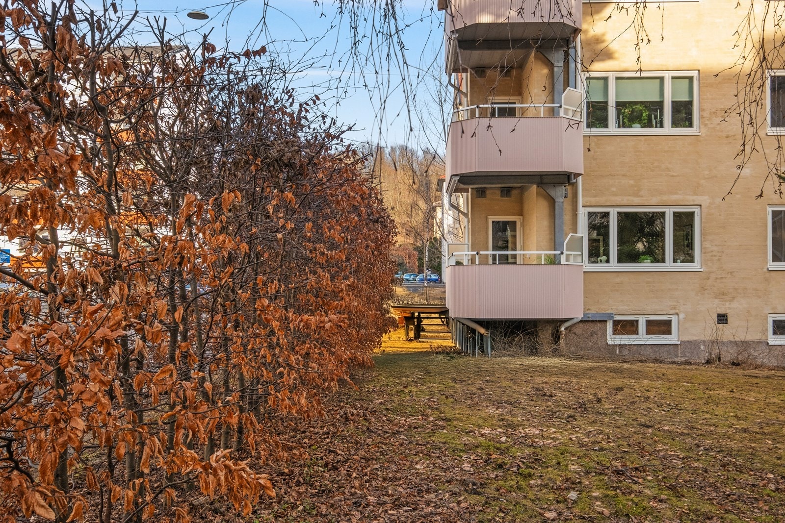 Under sommermånedene er det svært trivelig grøntarealer rundt leiligheten. Galleribilde