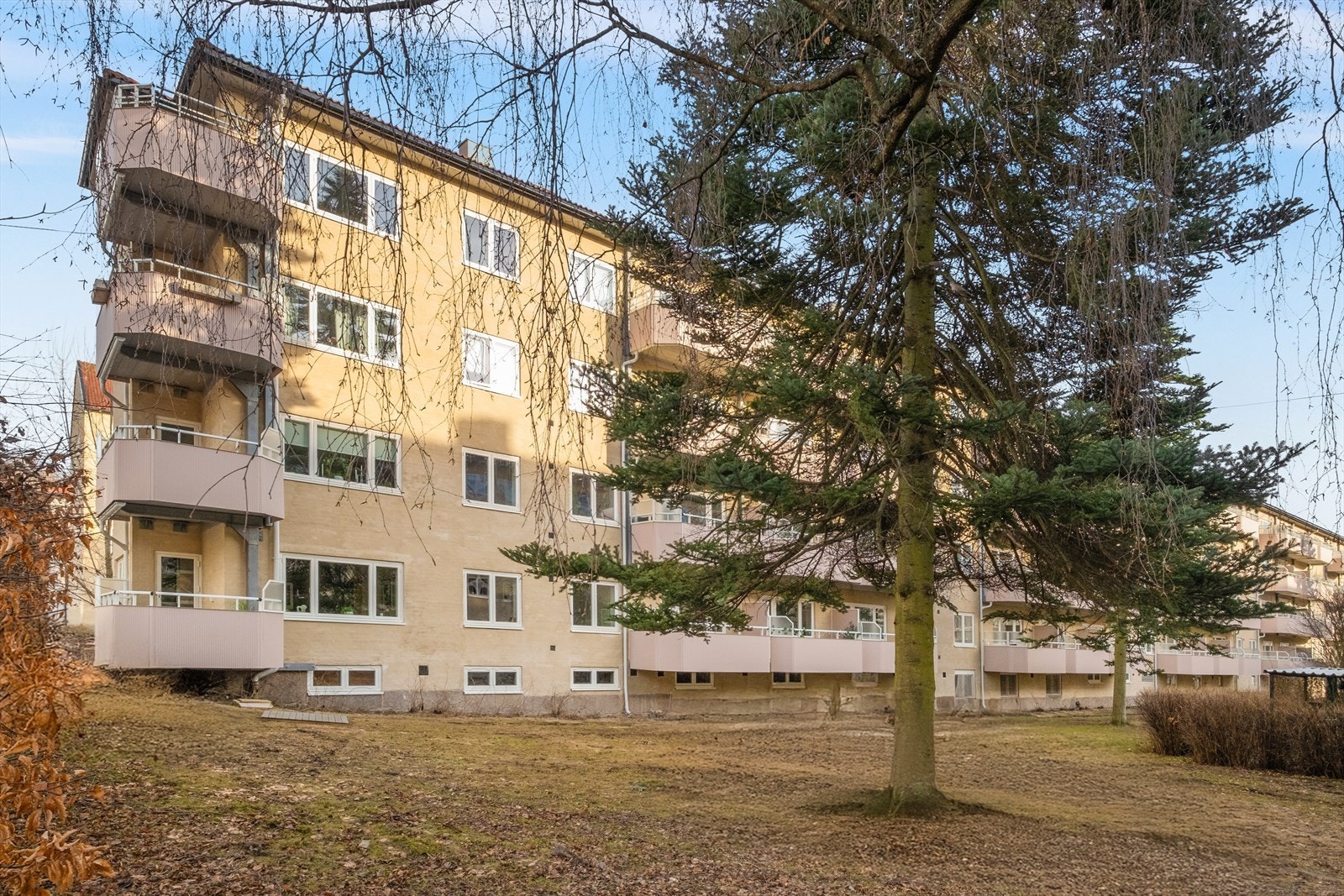 Rundt leiligheten er det store, flott grøntområder. Galleribilde