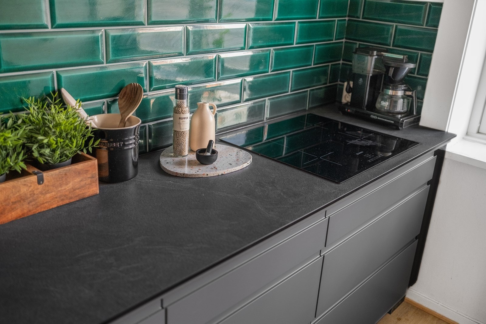 Kjøkkenet har rikelig med skap- og benkeplass som legger til rette for en god arbeidssone. Galleribilde