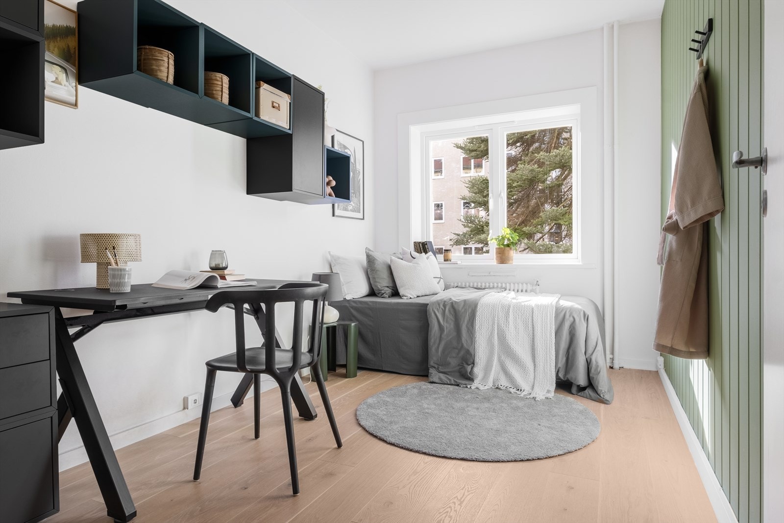 Soverom to er også av god størrelse og har plass til seng, skrivepult og garderobeløsning. Galleribilde