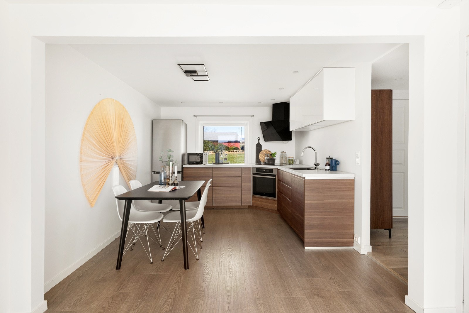 Kjøkkenet er i åpen løsning mot stuen med god plass til spisegruppe. Ellers er det delvis integrerte hvitevarer, samt godt med skap - og benkeplass. Galleribilde