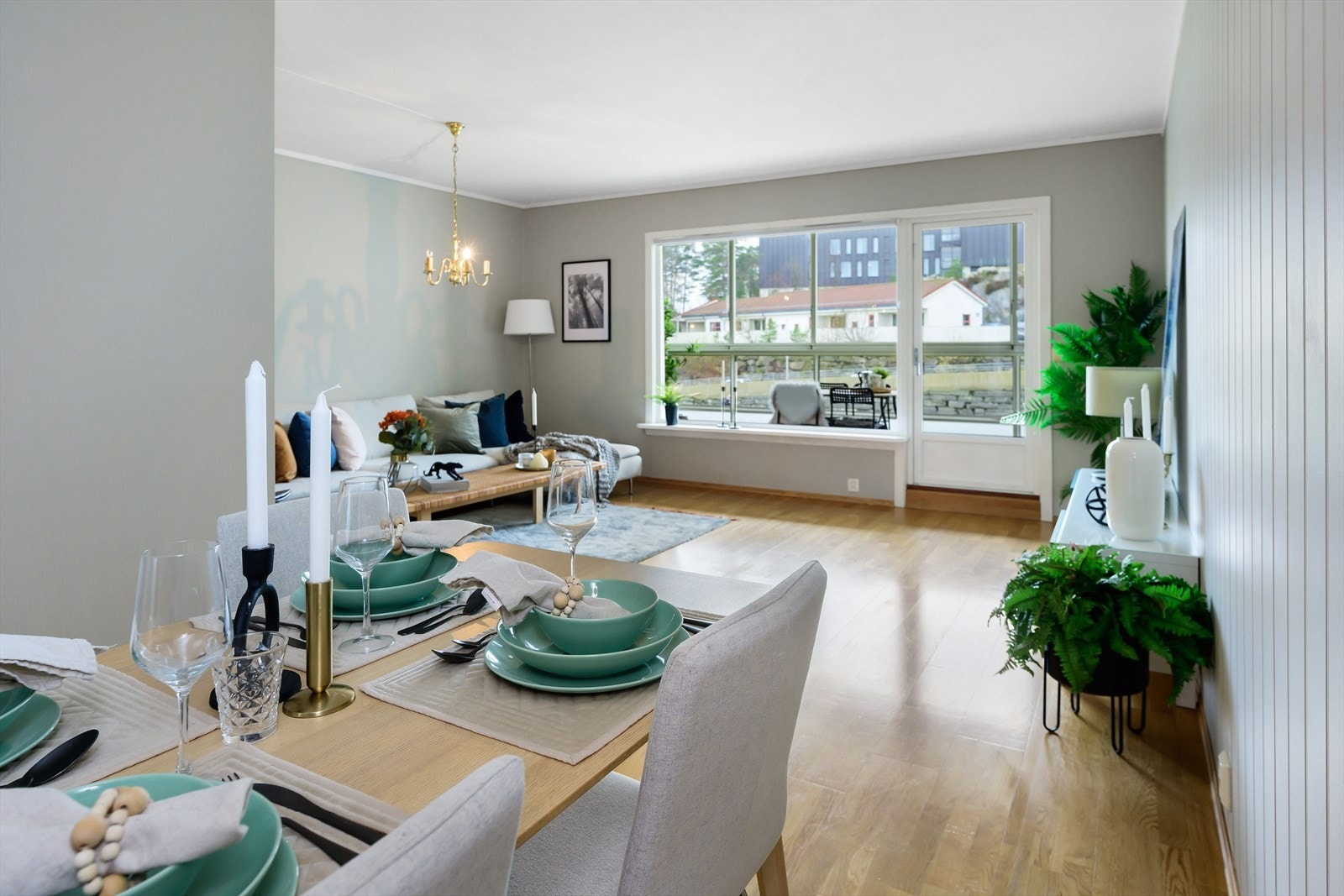 Romslig stue med flere soner Galleribilde