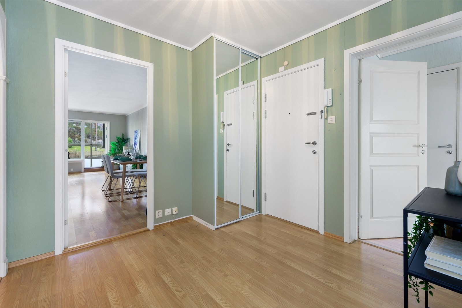 Romslig hall og skyvedørsgarderobe. Galleribilde