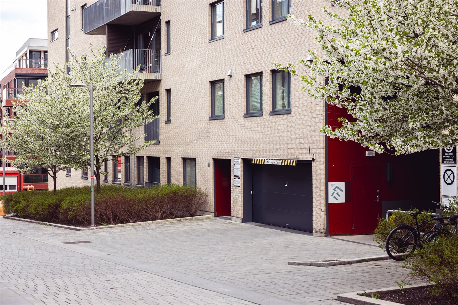 Det medfølger en garasjeplass på platform/flåteparkering med elbillader i et lukket og oppvarmet garasjeanlegg, merket med 10. Galleribilde