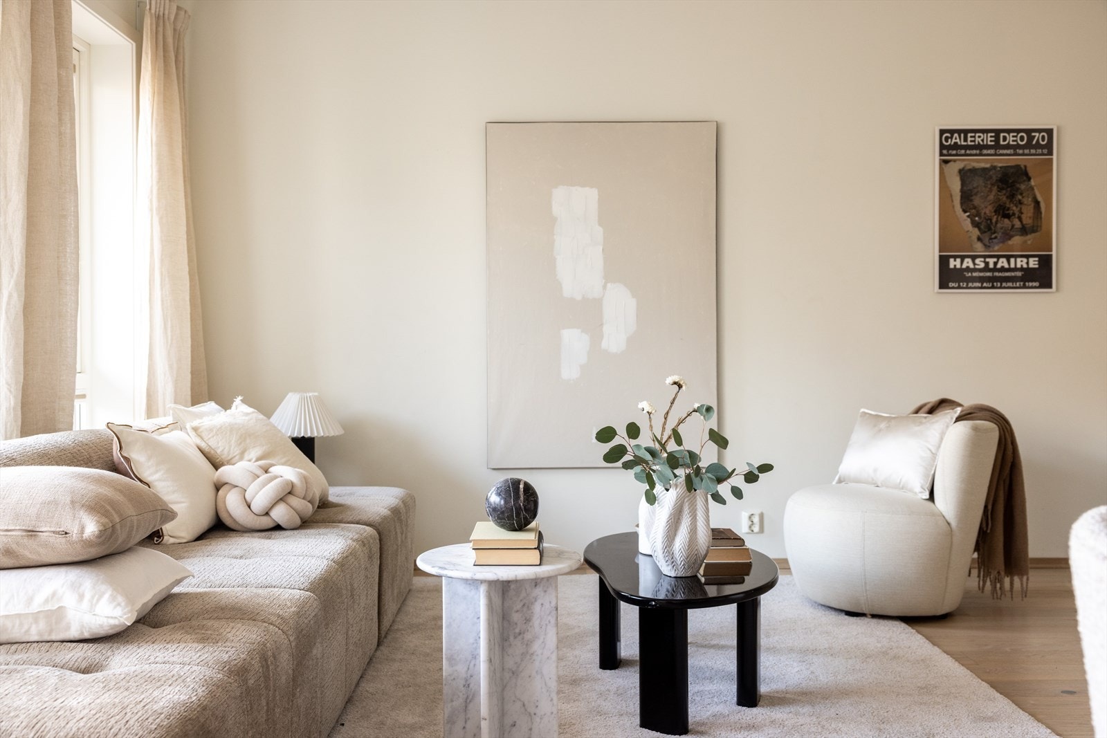 Gulvet er belagt med flott en-stavs parkett, og overflatene er malt i delikate og lyse fargetoner. Galleribilde