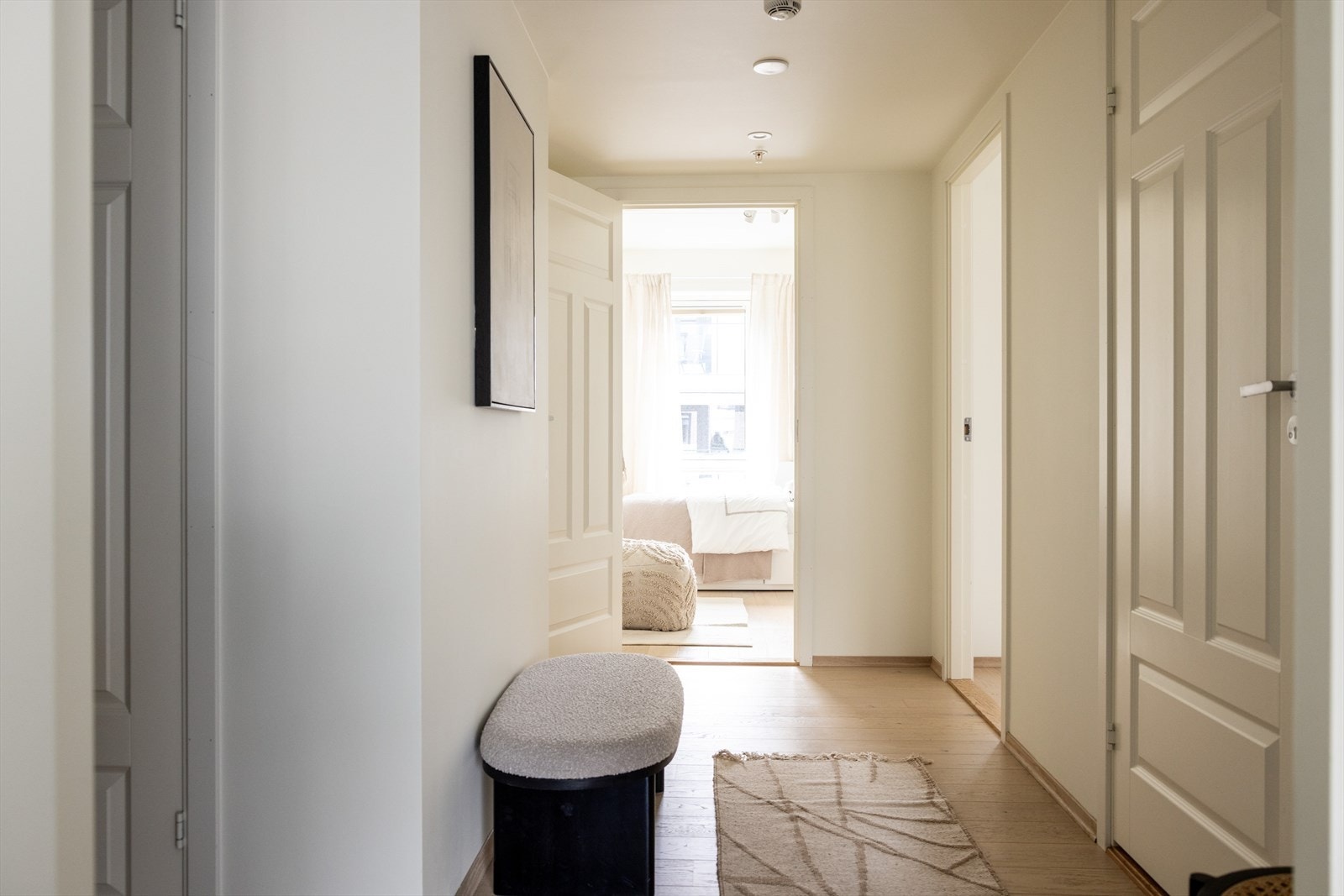 Lun og romslig soveromsgang. Galleribilde