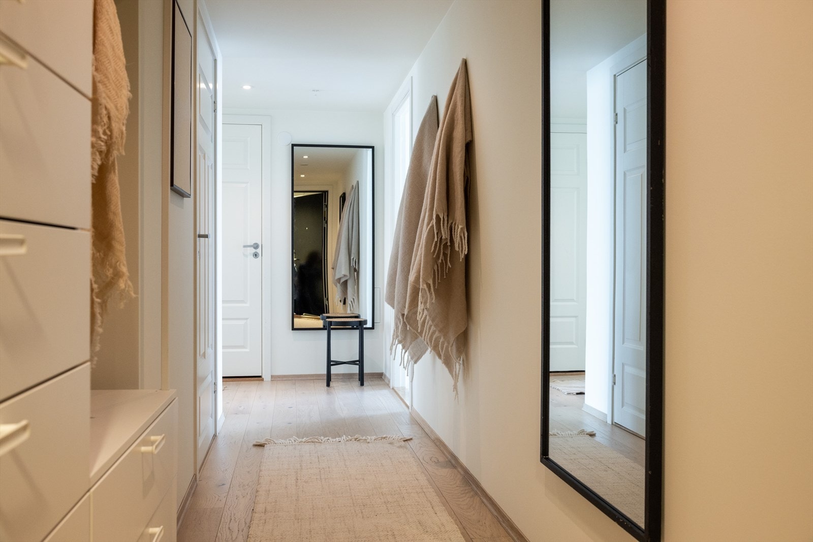Leiligheten har en romslig entré med praktisk skapplass. Galleribilde