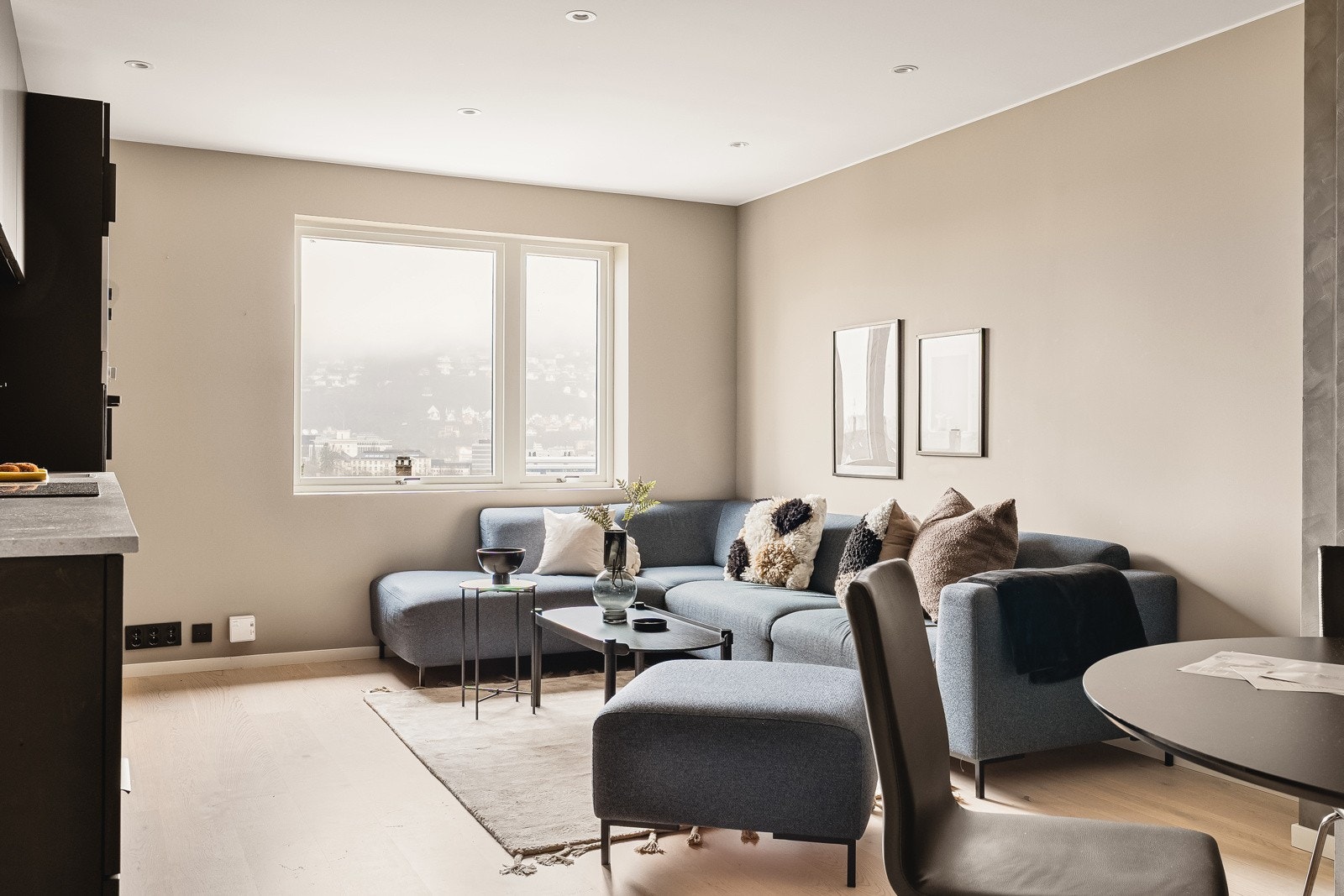 Den romslige, åpne stue/kjøkkenløsningen har god plass til ønsket sofa, sofabord og spisegruppe, eller annen ønsket møblering. Galleribilde