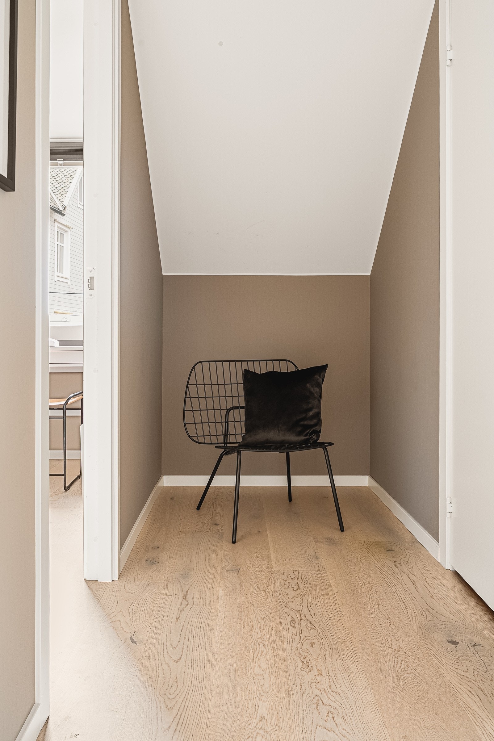 Gangen i loftsetasjen fordeler rommene naturlig utover etasjen. Her har du leilighets tredje soverom, et stort innredet rom, vaskerom/wc og bod. Galleribilde