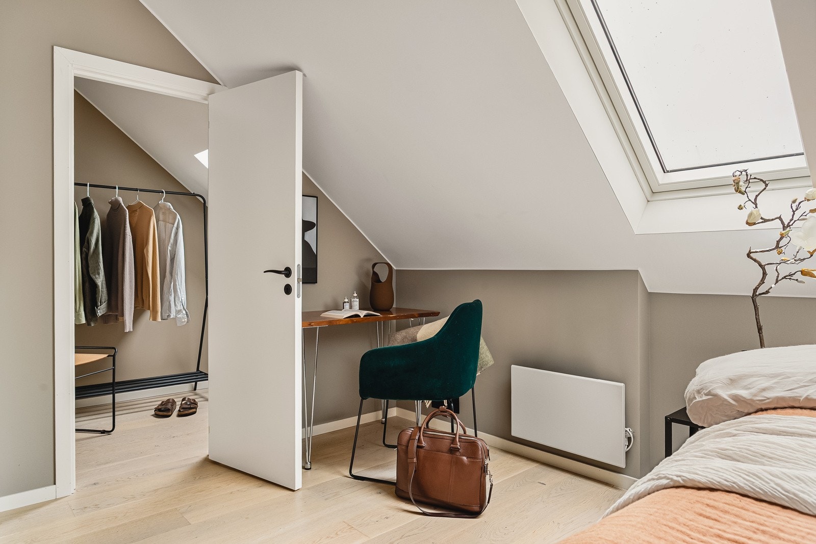 Fra loftsrommet har du tilkomst til bod eller kanskje "walk-in closet"? Galleribilde