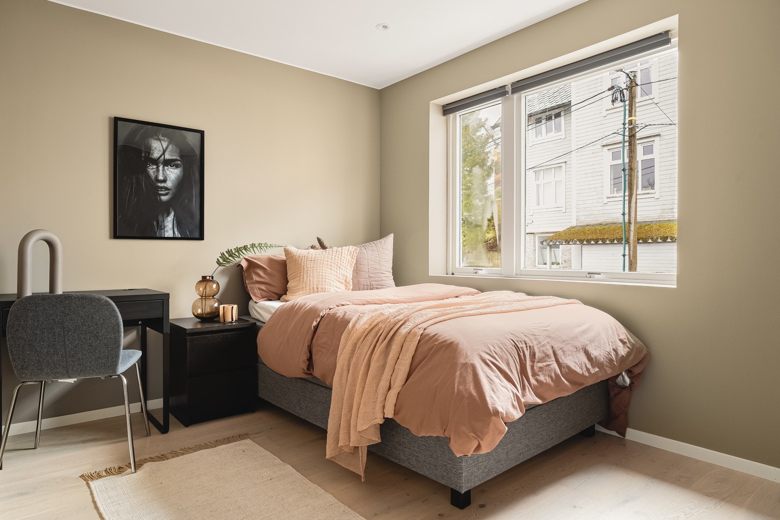 Et av soverommene i denne etasjen har tilkomst fra stuen, det andre soverommet fra gangen. Galleribilde