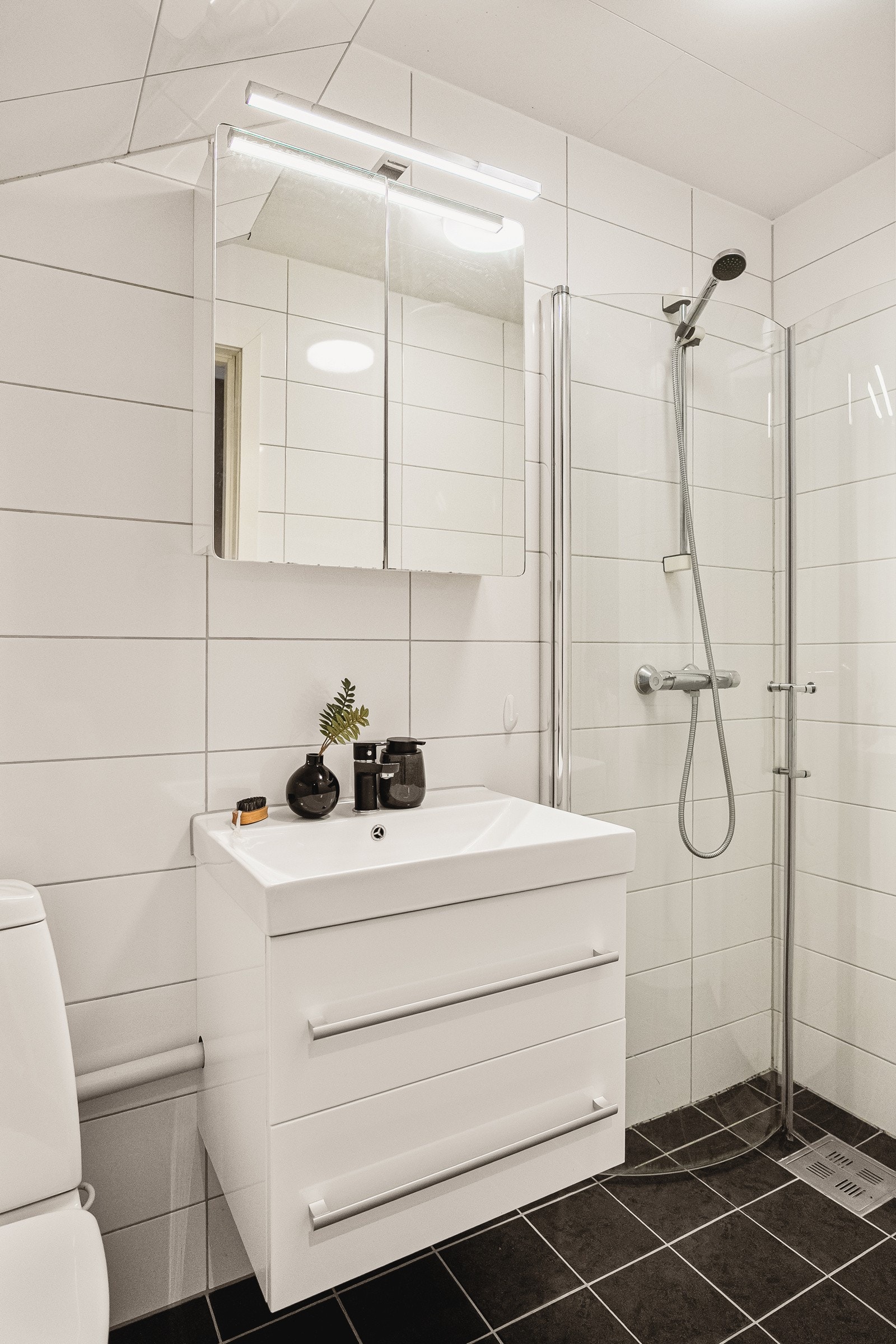 Fra leilighetens gang i andre etasje har du tilkomst til leilighetens bad på 2,7 m². Galleribilde